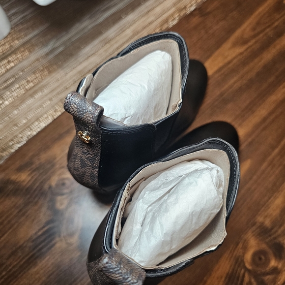 Michael Kors black logo Ankle boots. - Picture 5 of 6